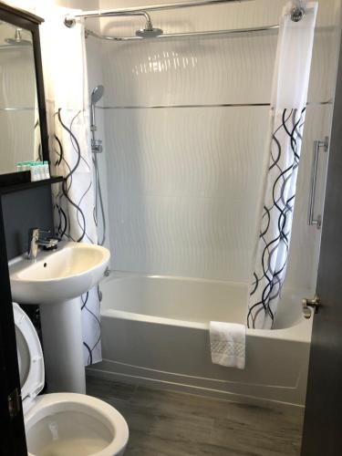 A bathroom at The Streamline Hotel - Daytona Beach