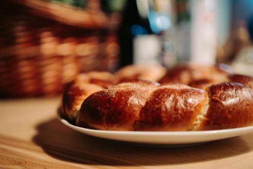 un piatto di ciambelle seduti su un tavolo di Casa Miguel a Sabugueiro