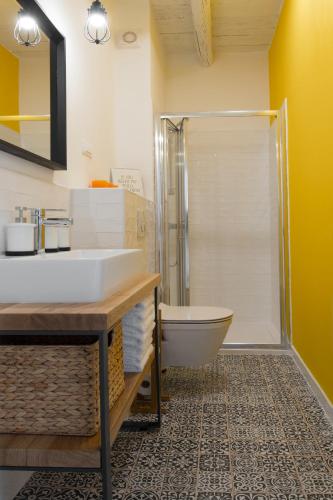 a bathroom with a shower and a sink and a toilet at Casa Bel Olivo in Vodnjan