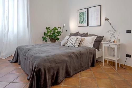 サレルノにあるStarhost - CASA GIADAのベッドルーム1室(ベッド1台、植物のあるテーブル付)