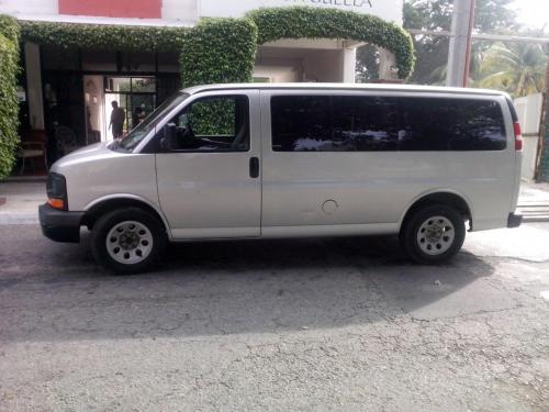 a white van parked in front of a building at Balcon Gueela in Santa Cruz Huatulco