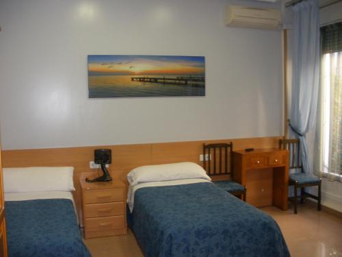 1 dormitorio con 2 camas y muelle en Hostal del Pez Azul, en Madrid