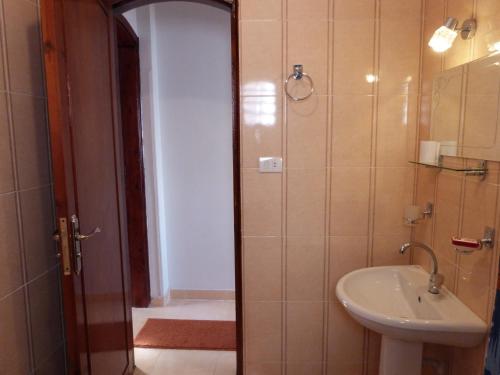 Ένα μπάνιο στο Luxor Plaza House