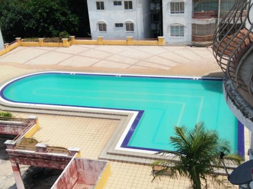 波德申阳光海湾度假酒店的庭院中的大型游泳池