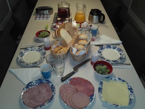 B&B Pipowagen "het Wellnesst" op Wellness Camping en B&B Stoltenborg في Meddoo: طاولة عليها أطباق طعام