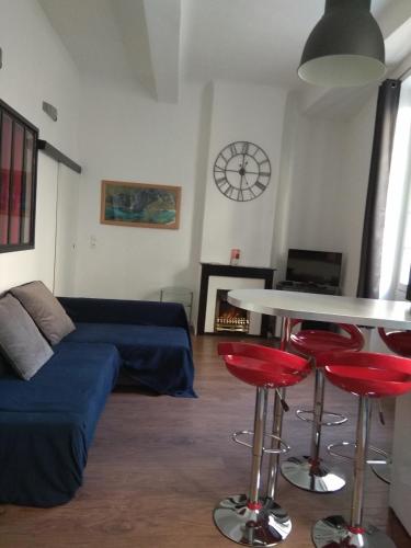 un salon avec un canapé et une table dans l'établissement La Maison de Valentino, à Marseille