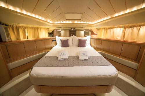 アスティパレア・タウンにあるAstypalea VIP Yachtingの船裏の大型ベッド