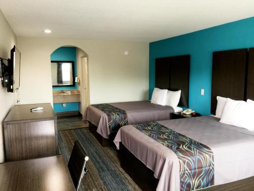 Postel nebo postele na pokoji v ubytování Americas Best Value Inn & Suites Mont Belvieu Houston