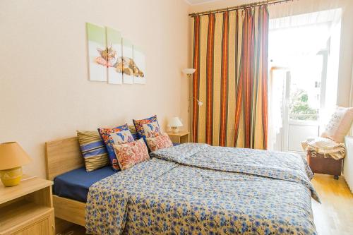 Кровать или кровати в номере Apartment on Ligovsky prospekt near Obvodny kanal