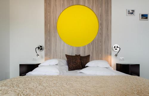 Postel nebo postele na pokoji v ubytování Boban Luxury Suites
