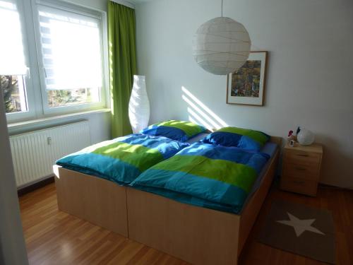 リヒテンシュタインにあるLICHTensteinのベッドルーム1室(青と緑のベッド1台付)