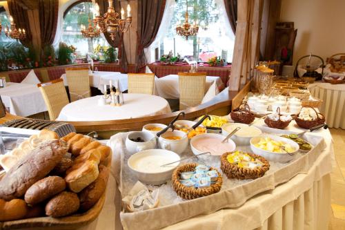 a table with many different types of bread and pastries at Das Traditionshotel Schwarzer Adler in Tannheim