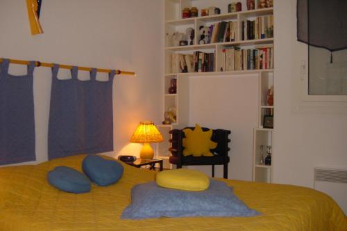 En eller flere senge i et værelse på Cassis, perle de la Méditerranée