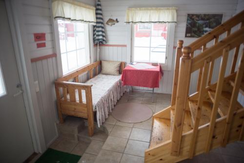 a small room with a table and two windows at Holiday Village Kuukiuru in Vuostimo