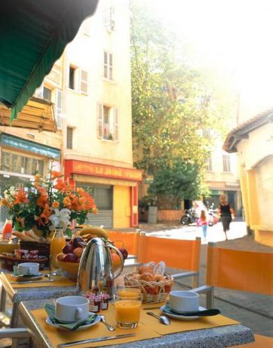 a table with food and drinks on a balcony at Little Palace in Toulon