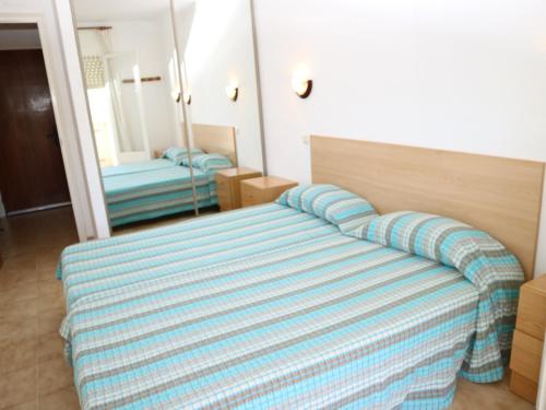 ロザスにあるDELTA 5º2ªのベッドルーム(ベッド1台、鏡付)