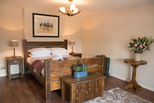 Postel nebo postele na pokoji v ubytování The Swan Hotel, Alresford