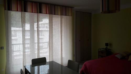 アメリー・レ・バン・パラルダにあるStudio couleur gaiの窓とカーテン付きのベッドルーム1室