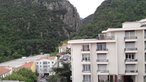 un edificio con una montagna sullo sfondo di Studio couleur gai ad Amélie-les-Bains-Palalda