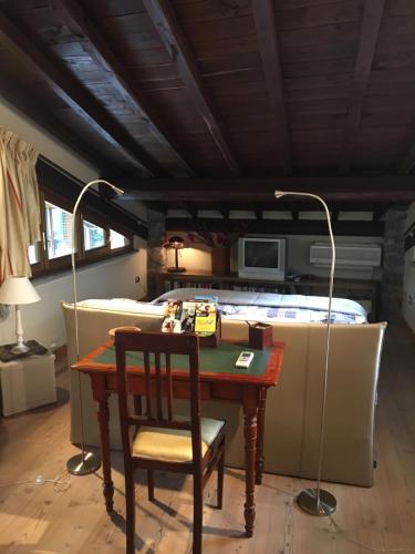 Cette chambre comprend une table et un lit. dans l'établissement River Idyll, à Bagni di Lucca