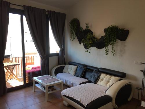 カダケスにあるCal Montaner Casa 3 habitaciones 3 baños y Garajeのソファとバルコニーのあるリビングルーム