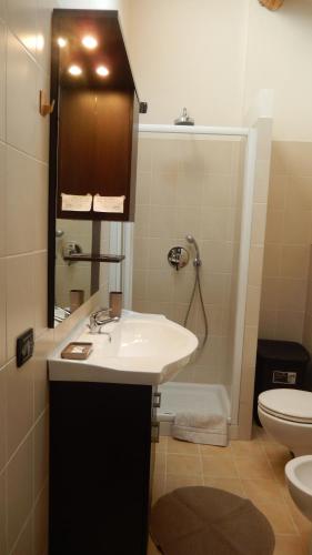 Un baño con lavabo e inodoro en La casa del Ciodo, en Colico
