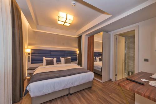 Ένα ή περισσότερα κρεβάτια σε δωμάτιο στο Golden Royal Hotel & SPA