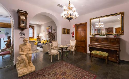 Ein Sitzbereich in der Unterkunft Hotel Alda Vía León