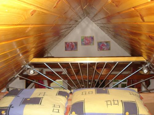 拉耶斯凱特普利采的住宿－chatka，小型客房的一张床位,设有木制天花板