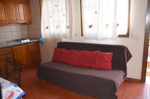 a room with a bed with two red pillows at Rural Gomera in Arure