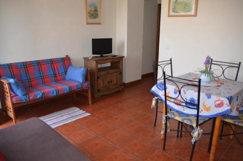 a living room with a couch and a table at Rural Gomera in Arure