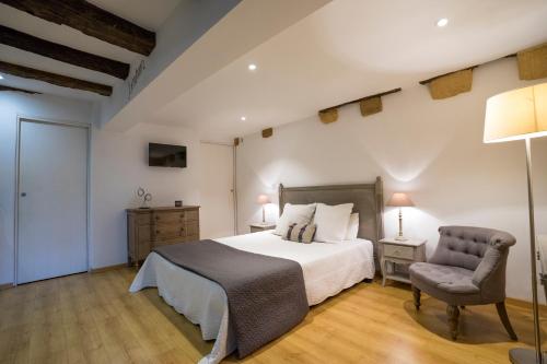 sypialnia z łóżkiem i krzesłem w obiekcie La Petite Salamandre w mieście Sarlat-la-Canéda