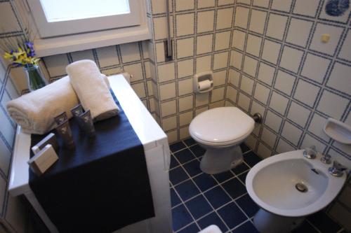 a small bathroom with a toilet and a sink at Casa gli Scogli in Chiavari