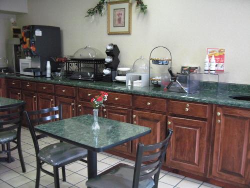 Dapur atau dapur kecil di Quality Inn Covington