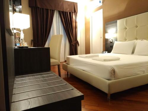 Pokój hotelowy z łóżkiem, stołem i krzesłem w obiekcie Brain Rooms & Suite w mieście Pagani
