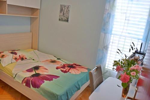 سرير أو أسرّة في غرفة في Beach apartment Ivanka in Omis