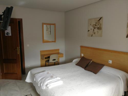 Postel nebo postele na pokoji v ubytování Hostal Cerecedo