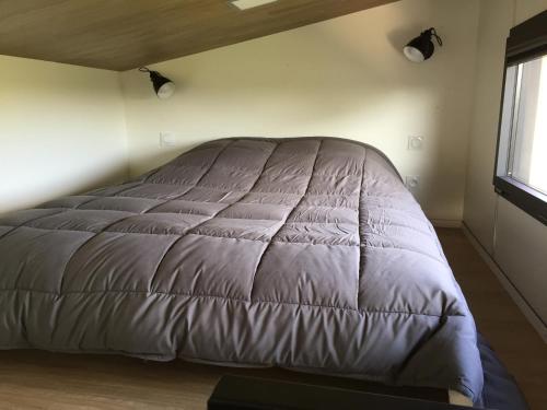 מיטה או מיטות בחדר ב-Tiny House sur la cote bretonne