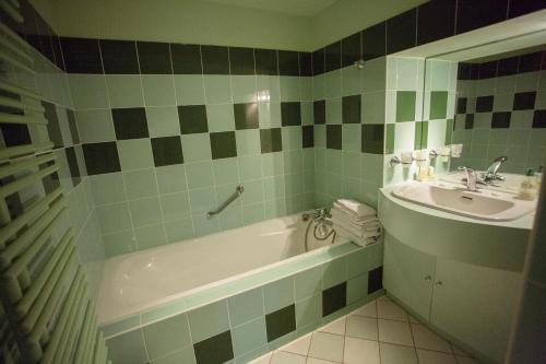 a bathroom with a sink and a bath tub and a sink at Le Bonheur dans le Pré in Lucinges