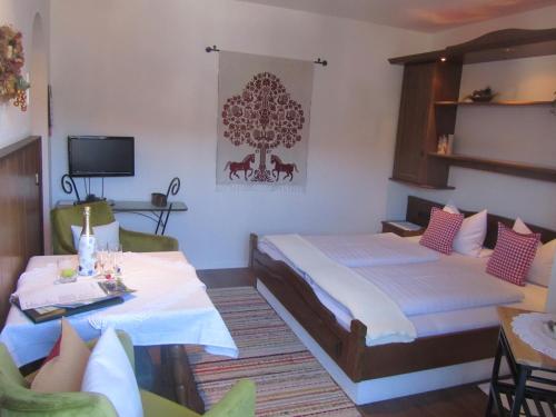 ミッテンヴァルトにあるLandhaus Sailerのベッド2台とテレビが備わるホテルルームです。