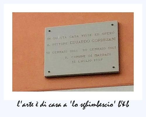 una señal en una pared con escritura en ella en Lo Sghimbescio, en Marradi