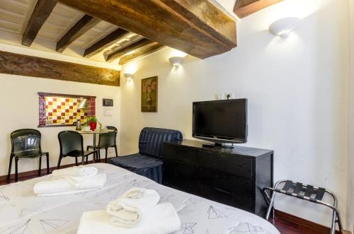 Televisyen dan/atau pusat hiburan di Trastevere Apartments