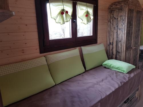 Postel nebo postele na pokoji v ubytování La roulotte de Chiroubles