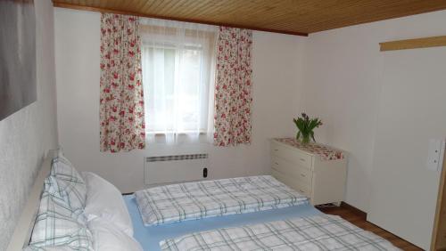 a bedroom with two beds and a window at Ferienwohnung Karin Humer in Bad Ischl