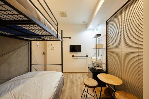 מיטה או מיטות קומותיים בחדר ב-Ya Do! KYOTO OKAZAKI