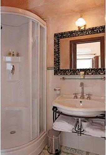 Salle de bains dans l'établissement L'Antico Borgo Dei Limoni