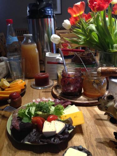een houten tafel met een bord eten erop bij Landhof zur Meierei in Penzlin