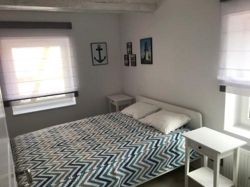 een kleine slaapkamer met een bed en een raam bij MP43 in Ustka