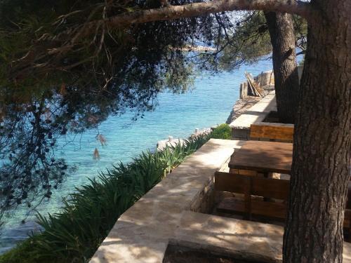 a table and benches next to the water at Adriatic Queen in Gdinj