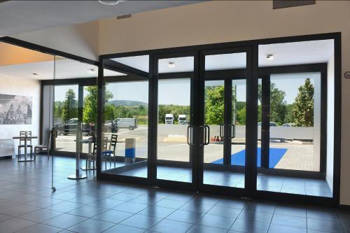 een lobby met glazen deuren en uitzicht op een parkeerplaats bij Hotel Testani Colleferro in Colleferro